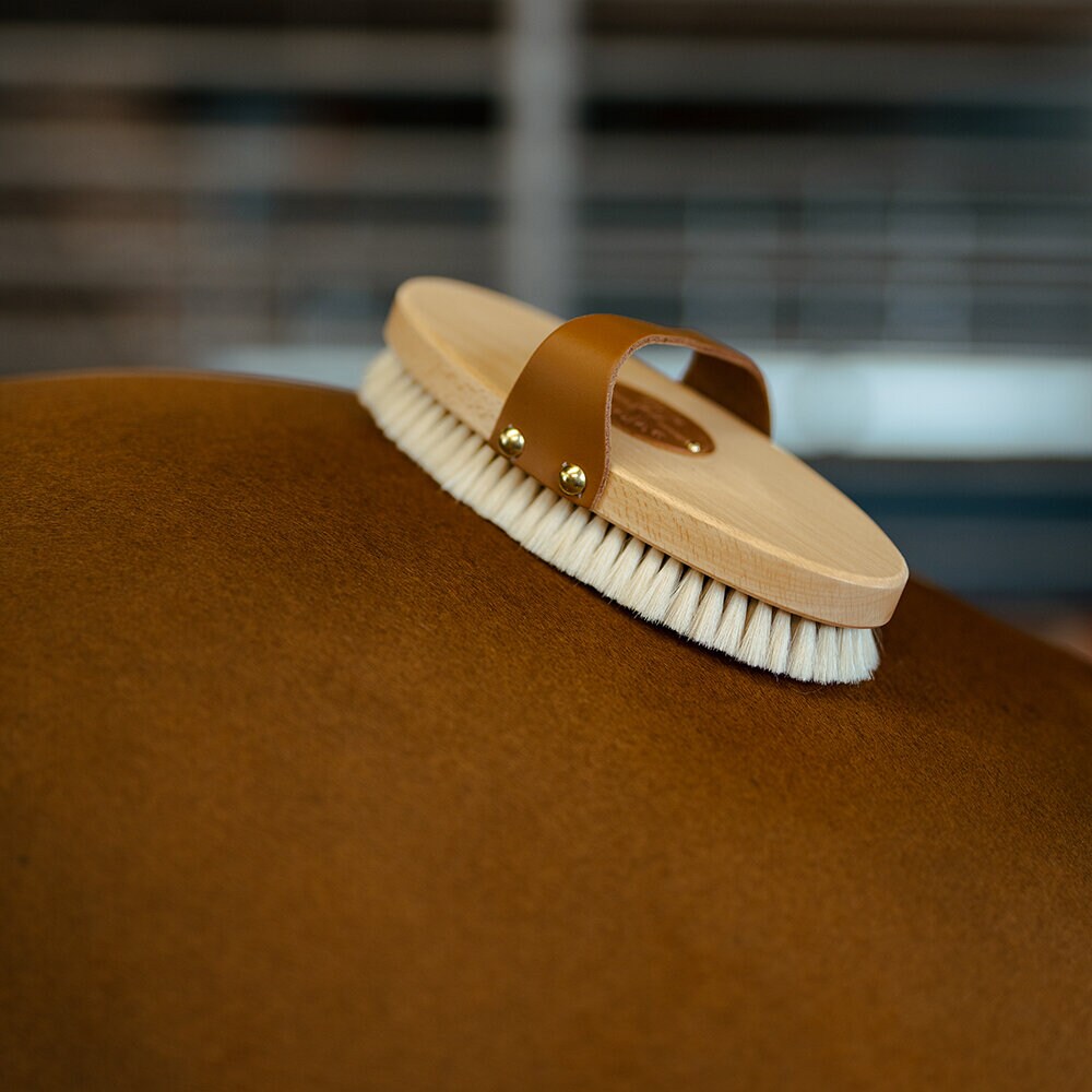 Gethårsborste med Läderrem M