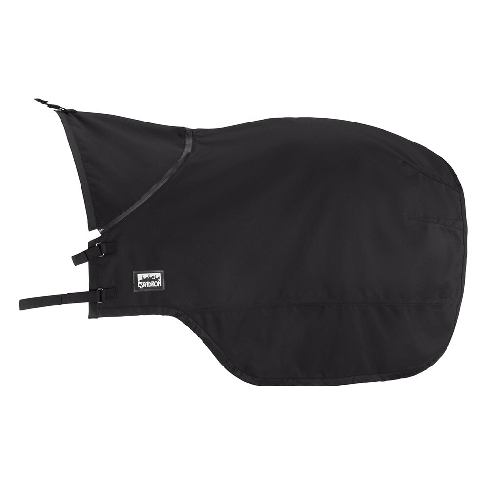 Ett svart hästtäcke med integrerad dragkedja, synligt från sidan. Täcket har spännen vid sadeln och en liten Eskadron-logotyp.