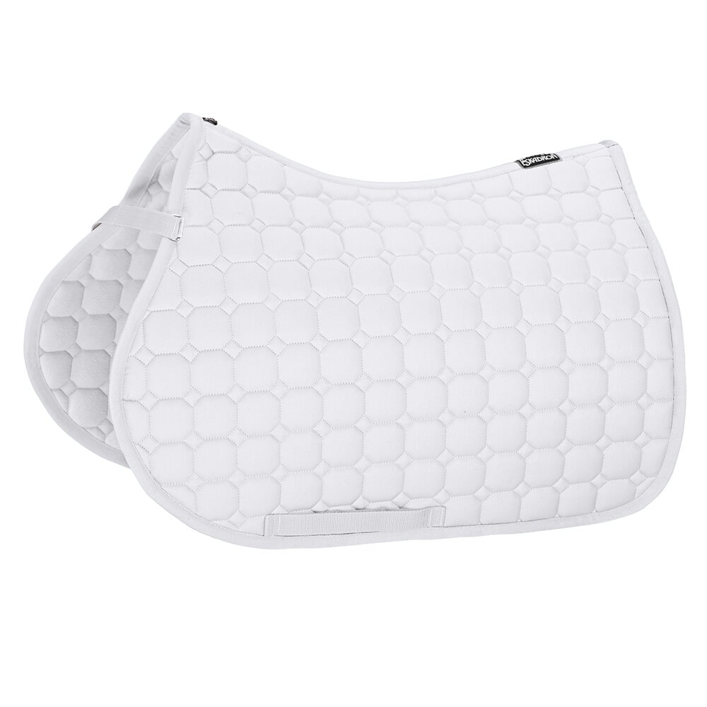 Helt vitt schabrak med ett mönster av oktagonala rutor. Schabraket har en enkel vit kant och fästen för sadelgjord och sadelstroppar. Schabraket är fotograferat mot en vit bakgrund.