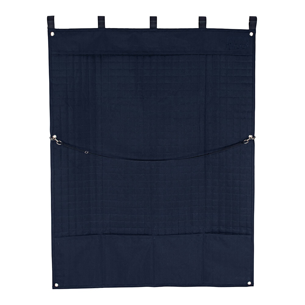 En vertikalt hängande, stor, kviltad och marinblå Eskadron boxgardin. Den har en rem för upphängning i mitten, samt fyra öppna fack längs nederkanten. Överst finns öglor för upphängning och Eskadron-logotypen är broderad i övre högra hörnet.