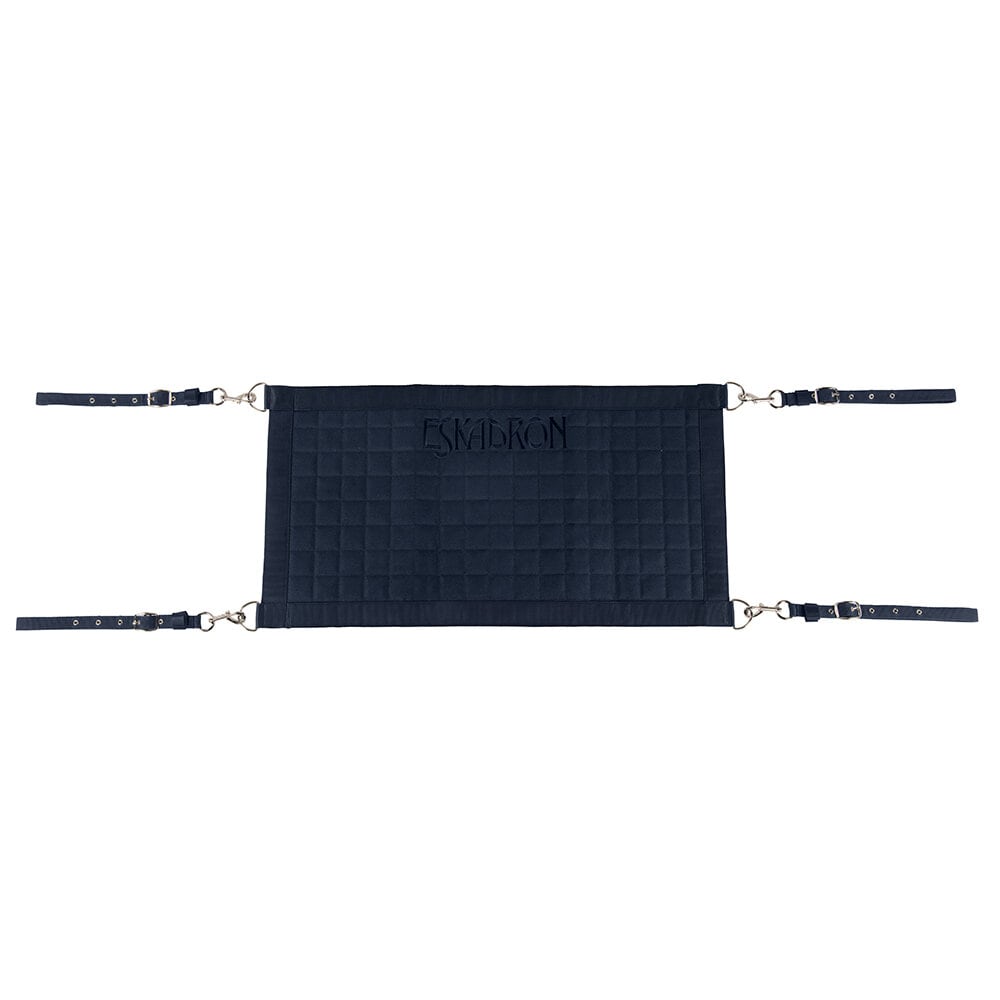 En marinblå, rektangulär och kviltad Eskadron boxstopper, fotograferad mot en vit bakgrund. Texten 'Eskadron' är diskret broderad i samma färg i mitten. Fästsystem i alla fyra hörn: remmar med spännen och karbinhakar för enkel montering i en boxdörr.