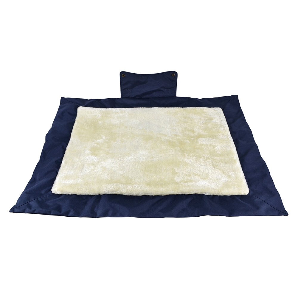 En mörkblå hundbädd/filt, med en mjuk, krämvit fuskpälsyta.