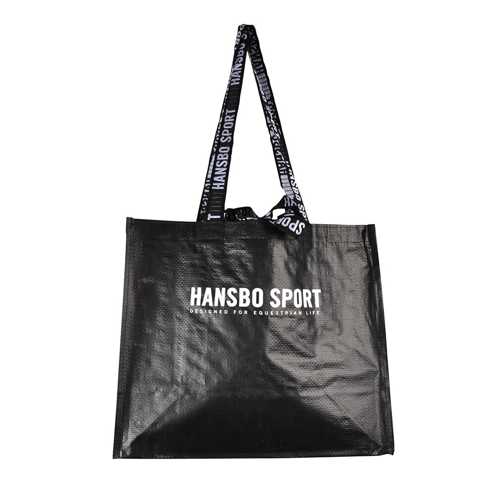 Svart återanvändbar väska med texten ”HANSBO SPORT – Designed for Equestrian Life” och svarta handtag med vit text.
