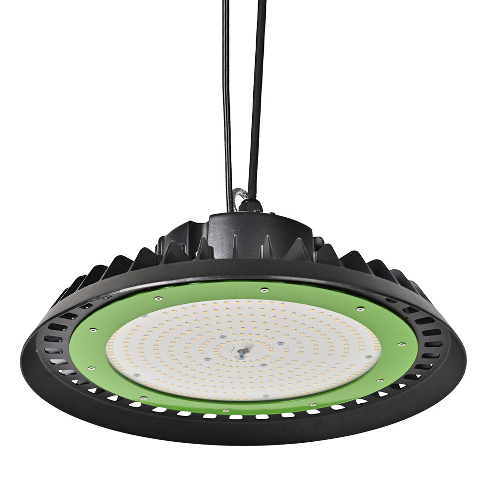 Hängande, svart UFO LED industrilampa med en grön accentring runt belysningsytan. Lampan hänger i en kabel med en metallögla.