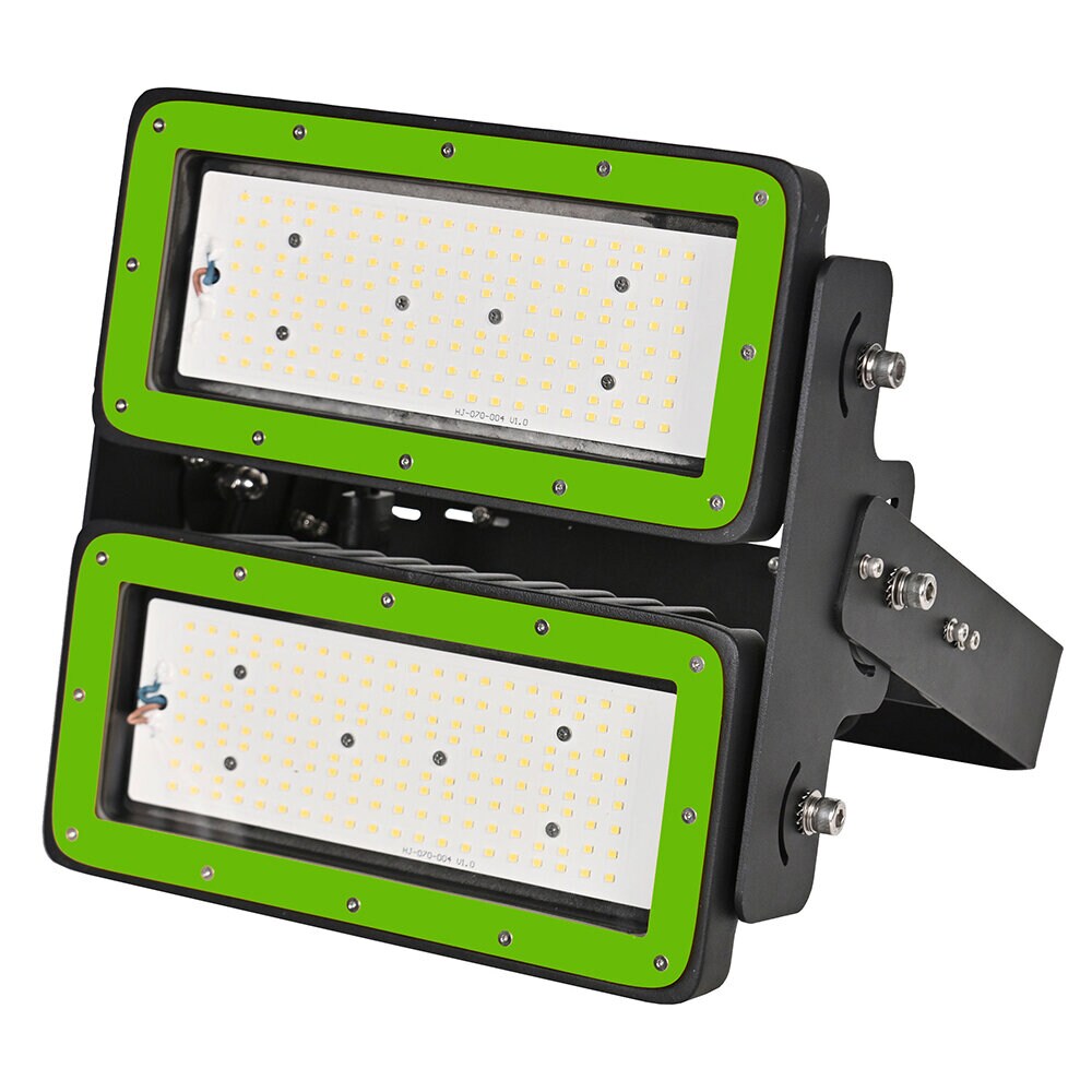 Stor, svart LED-strålkastare med dubbla, rektangulära ljuspaneler inramade i ljusgrönt. Lampan är monterad på ett kraftigt, justerbart fäste.