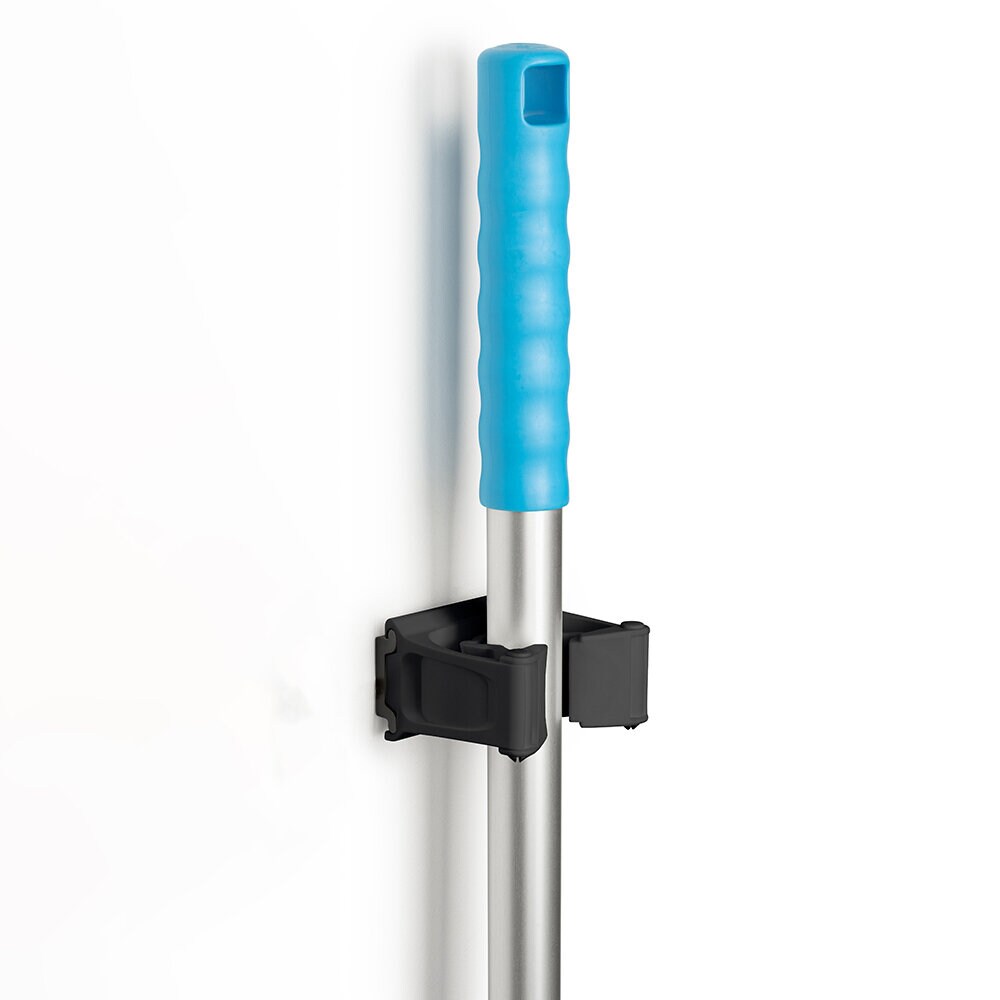 Närbild av en svart Toolflex-hållare som håller fast ett städredskap med silverfärgat skaft och blått handtag, monterad på en vit vägg.