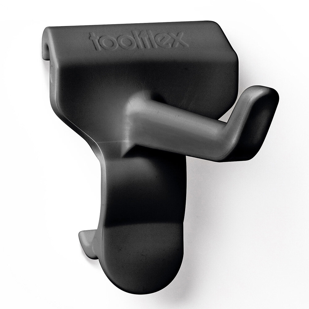 Närbild av en svart Toolflex-krok av plast, utformad för att hängas på en skena.