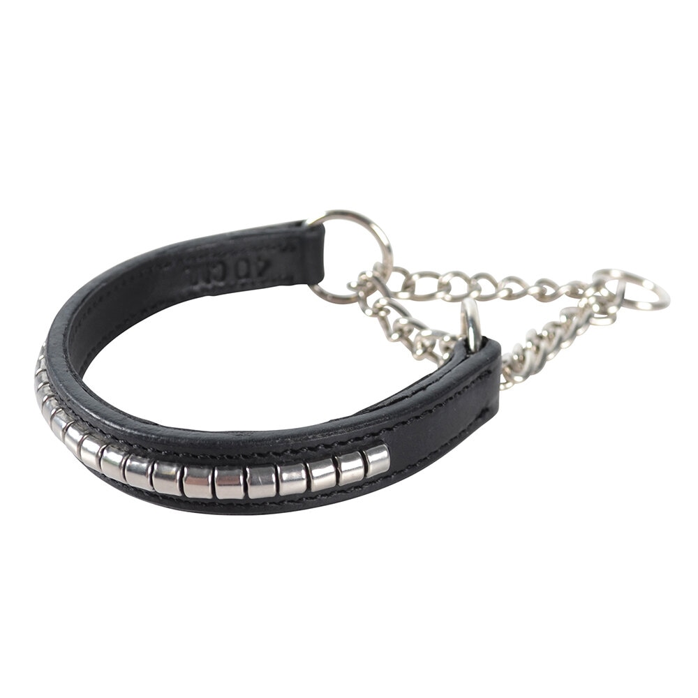 Ett svart halvstryphalsband i läder, dekorerat med silverfärgade metallklinchers och en kedja.