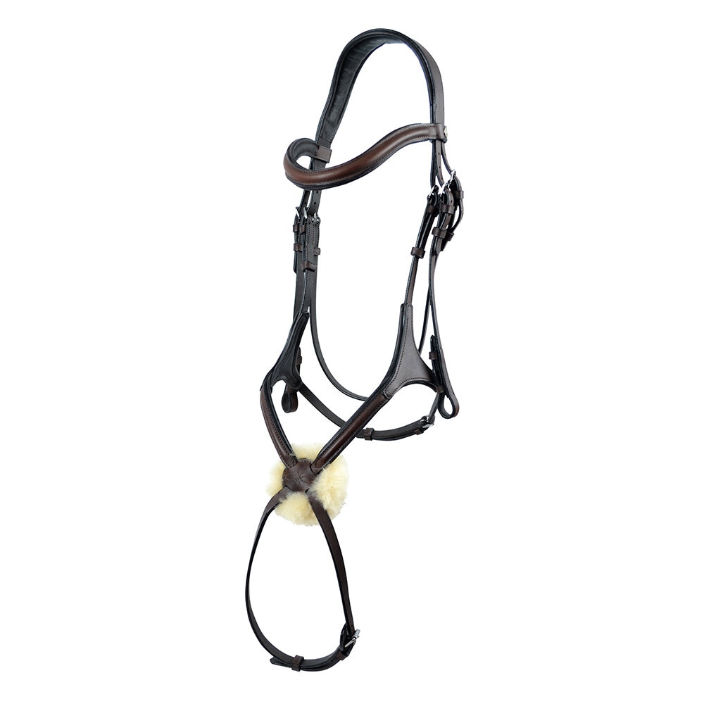 Ett brunt träns med anatomisk nackdel, vadderat pannband och ett ljusgult pälsskydd vid nosgrimman.