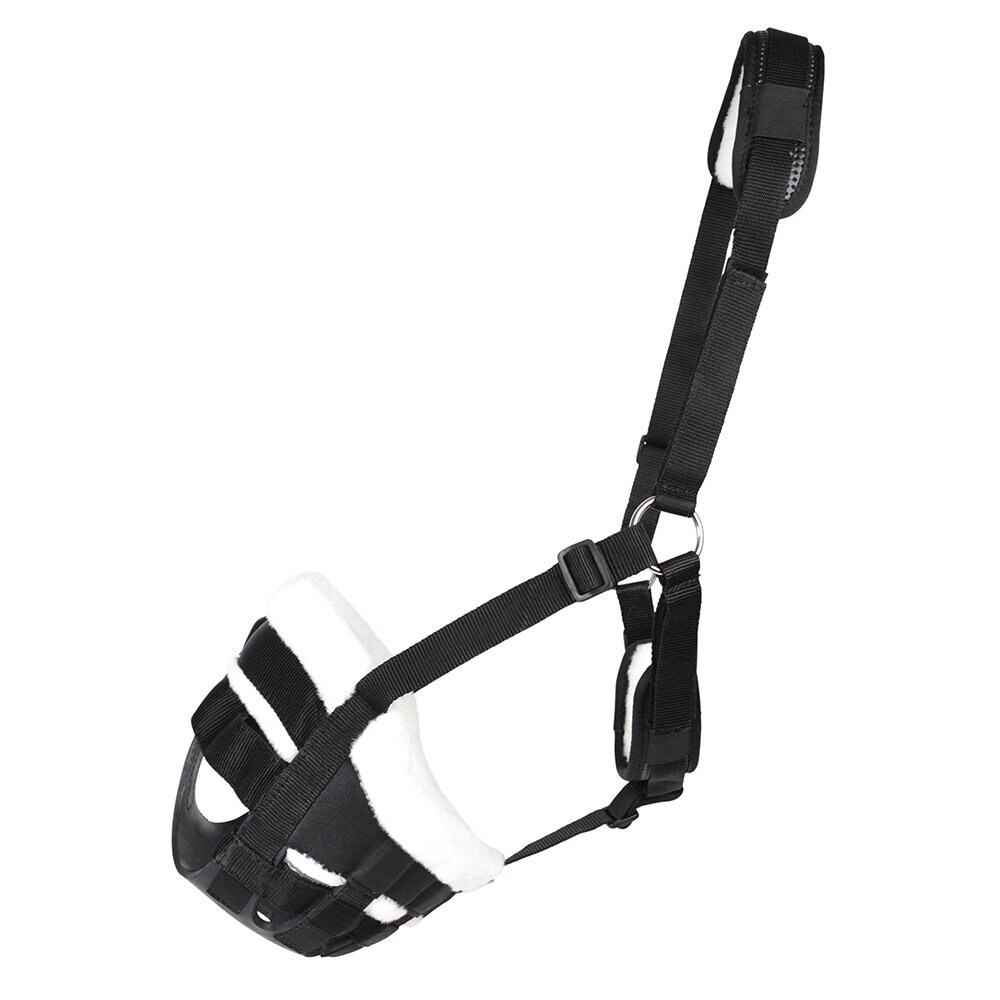 En svart, fodrad nätmunkorg med vita fuskpälsdetaljer och justerbara nylonremmar.